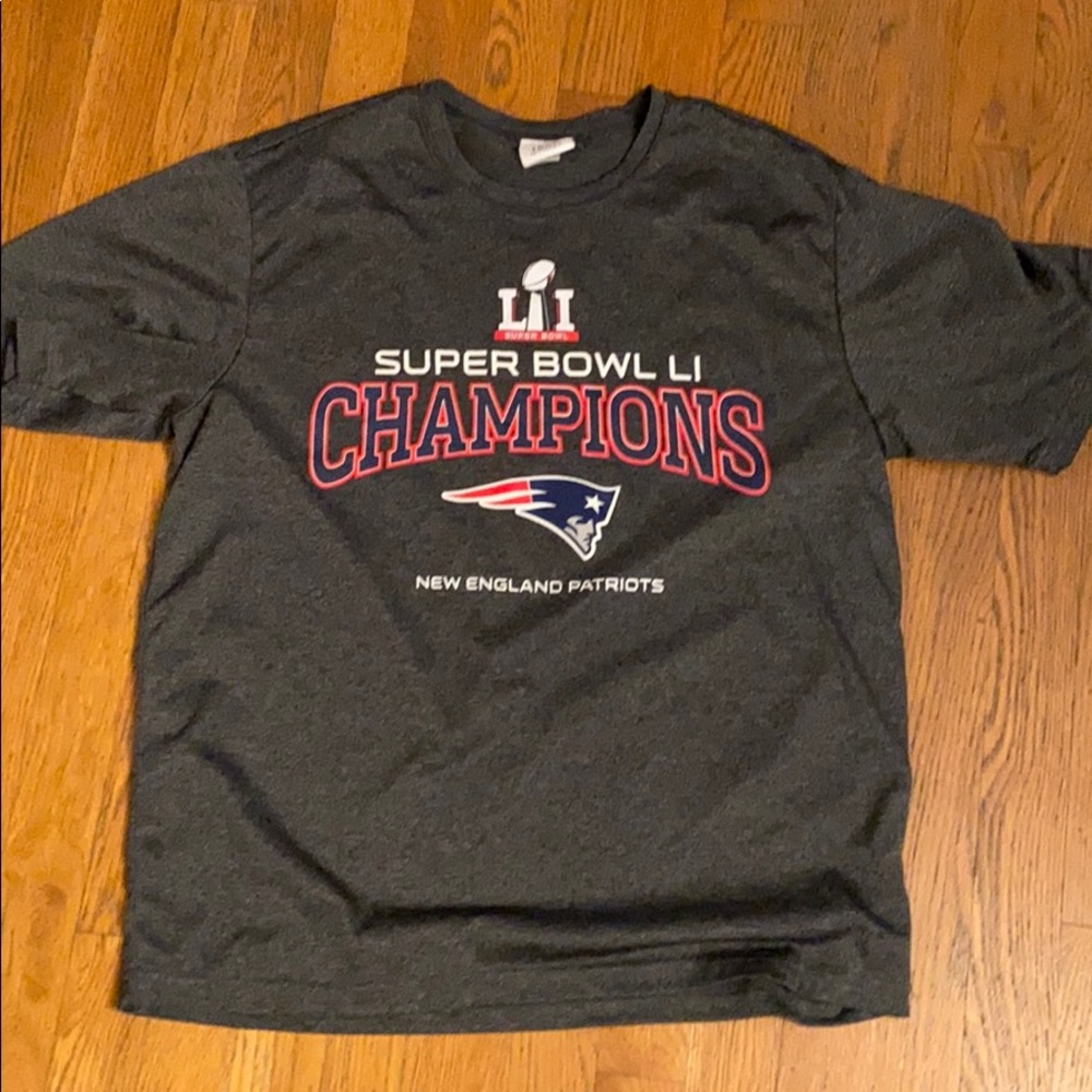 NE Patriots Super Bowl t-shirt men’s medium